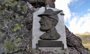 10 La targa degli Alpini di Ornica, in cima al canalino di risalita del Pizzo di Giacomo...